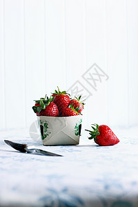 桌上的草莓影棚桌子背景图片
