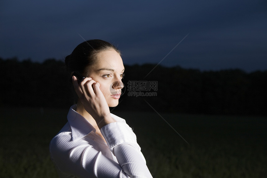 在外地使用移动电话的年轻妇女人数(女青年)图片