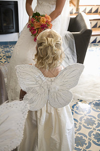 仙女之翼在婚礼仪式上佩戴蝴蝶翅膀的女孩背景