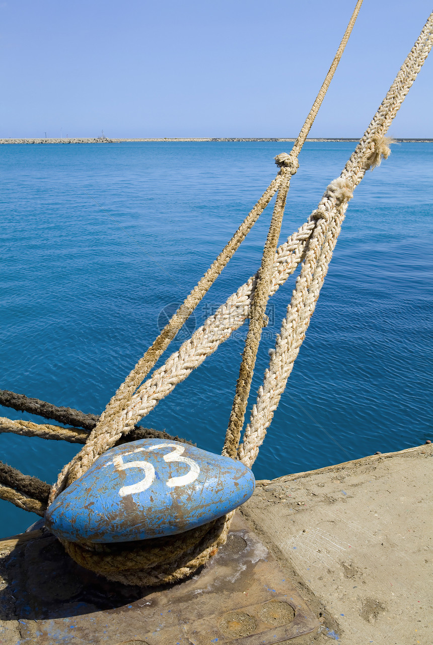在Limassol塞浦路斯码头特写一个装有重型系系绳的圆柱图片