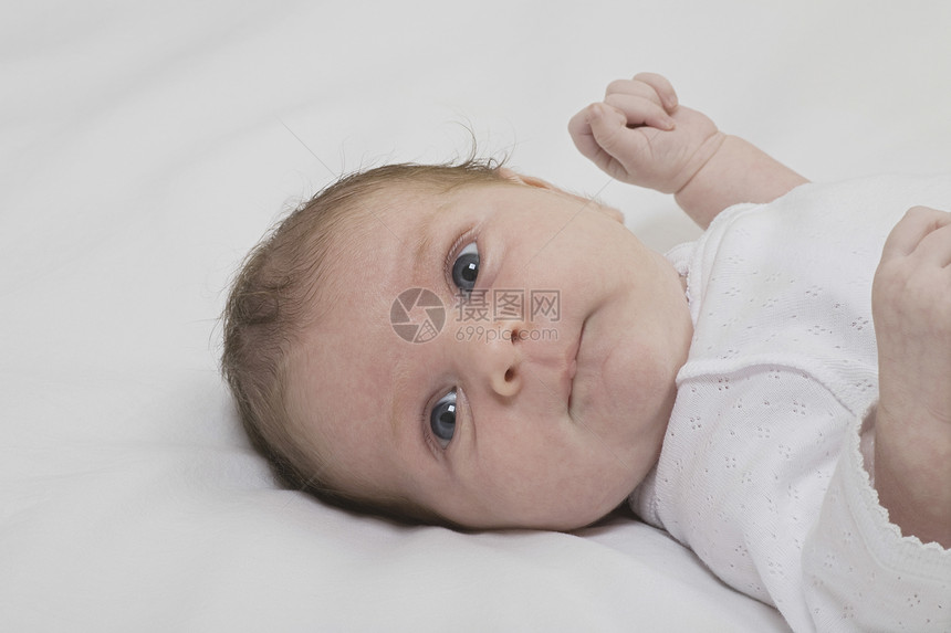 婴儿男孩躺下宝贝棕色影棚新生活短发头发图片