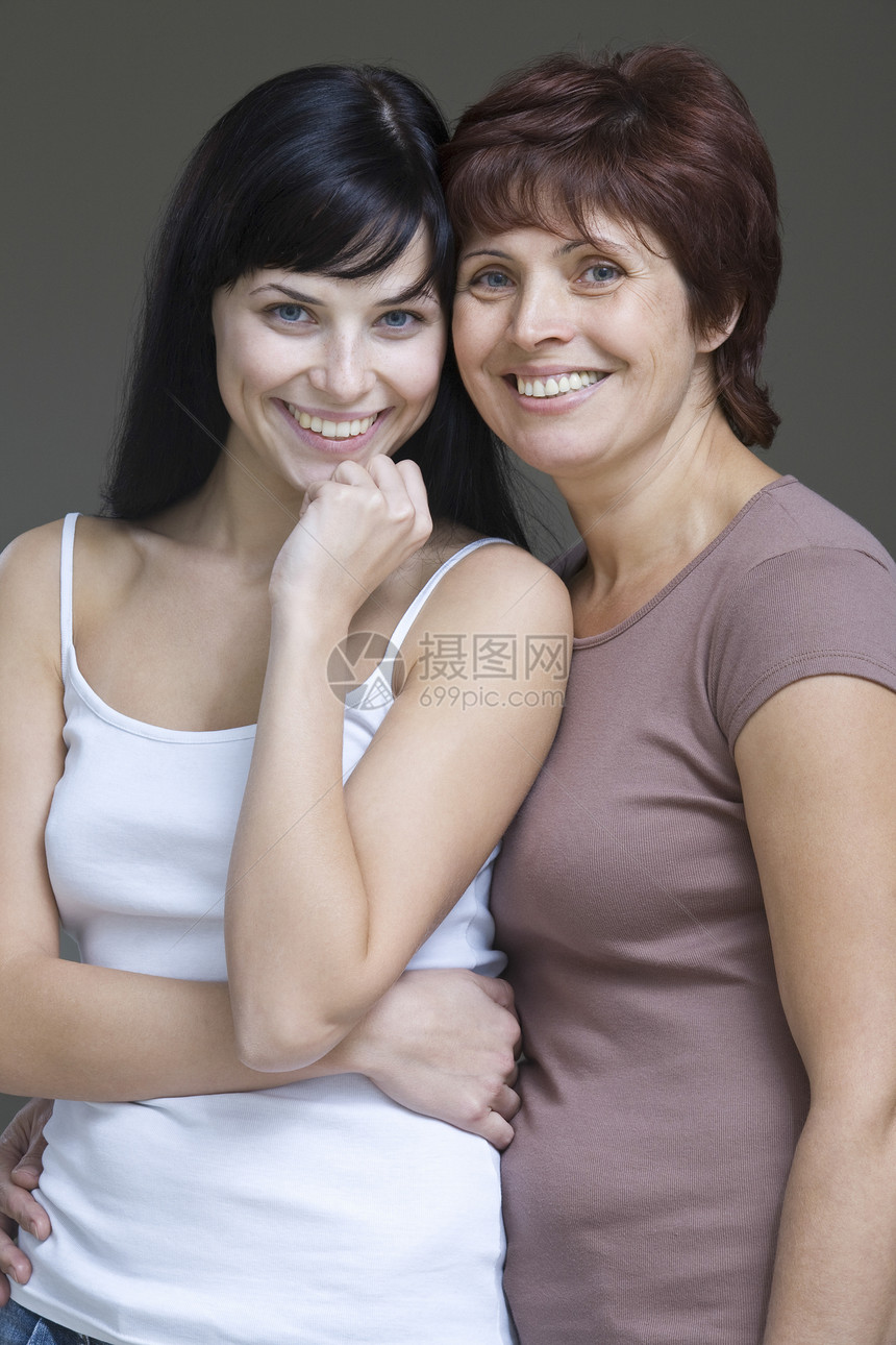与母亲在一起的年轻女性工作室肖像图片