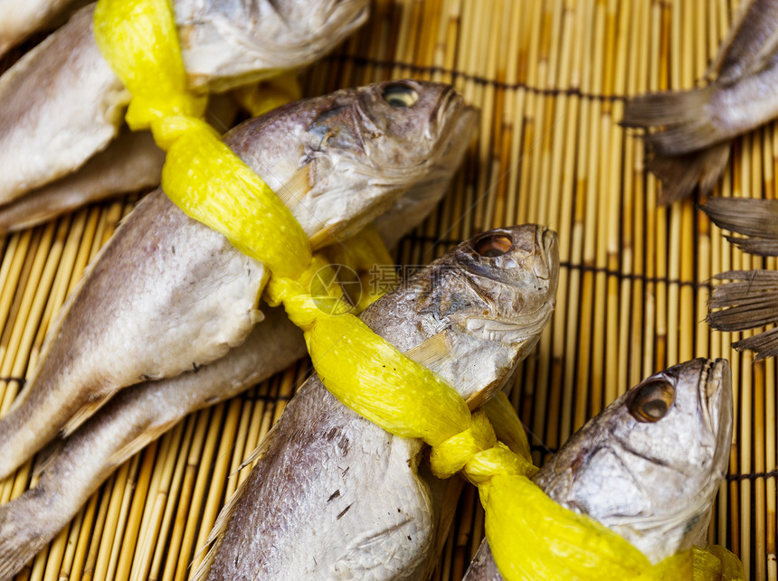 干盐鱼供出售木头销售量零售包裹竹子海鲜市场传统食物图片