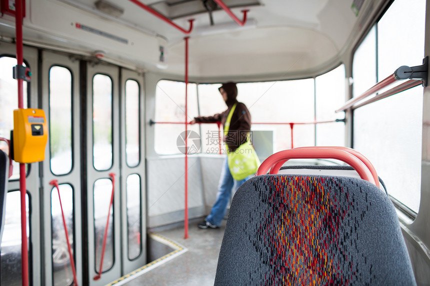公共交通系列     乘电车上下班上学有轨电车城市交通乘客女性邮票青少年女士市中心控制器图片