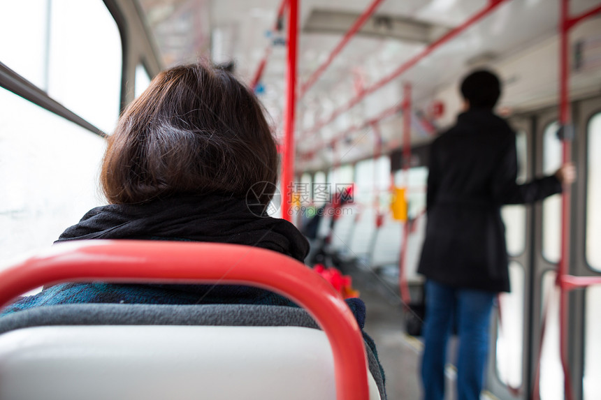 公共交通系列     乘电车上下班上学微笑服务交通控制器女性乐趣市中心女孩乘客城市图片