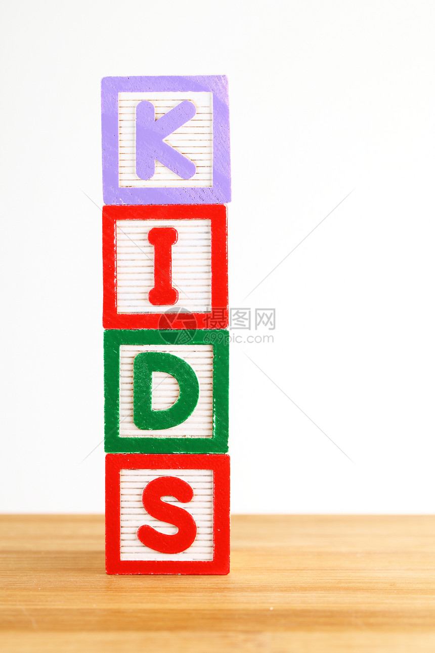 拼写儿童字词的字母字母结构块盒子玩具乐趣黄色蓝色教育幼儿园学校孩子橙子图片