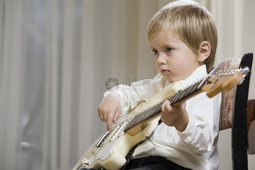男孩(3-4)弹吉他图片