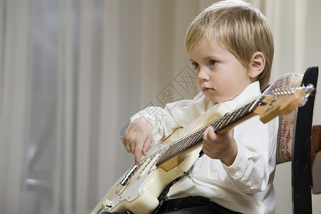 吹大号男孩男孩(3-4)弹吉他背景