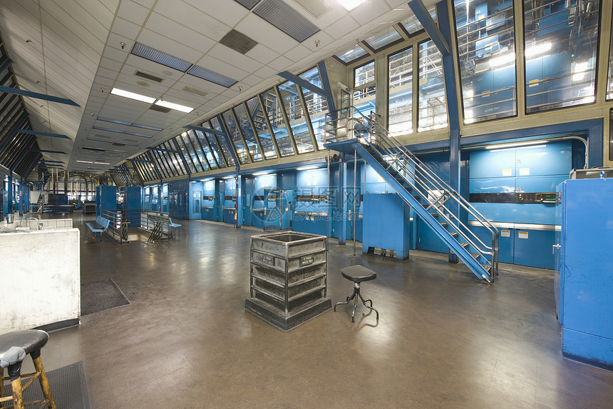 一家宽敞的报纸厂的内部观点材料生产报纸出版打印造纸机器工厂技术经济图片