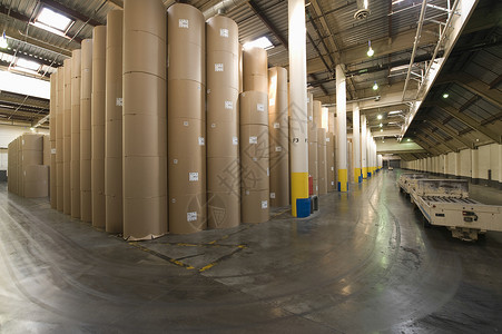 在宽敞的报纸工厂里看到一卷巨大的纸张造纸工业仓库棕色职场印刷命令水平经济制造业背景