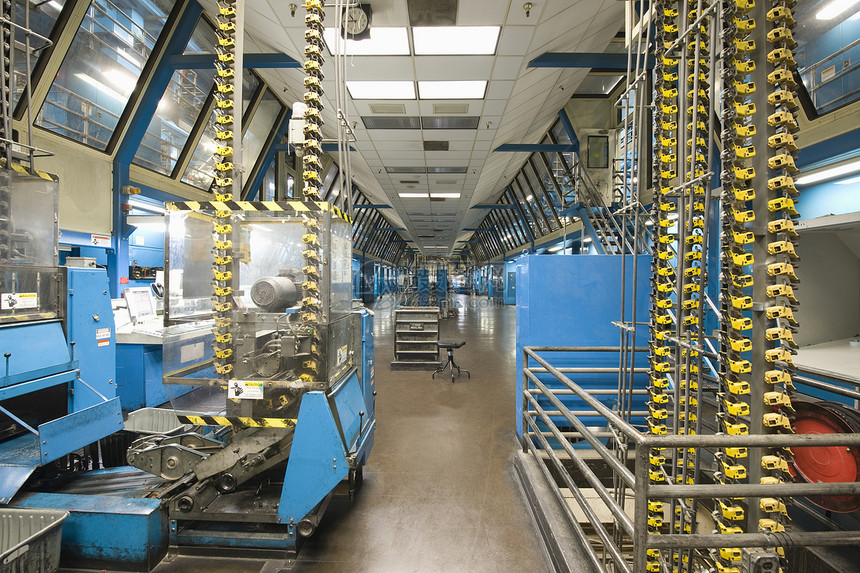 一家宽敞的报纸厂的内部观点商业水平仓库职场造纸出版材料生产制造业打印图片
