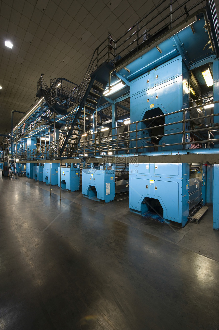 一家报纸厂的内地观点脚步出版机器仓库地面打印造纸制造业印刷报纸图片