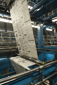 特写报纸的制作和印刷过程在报刊出版和印刷过程中命令职场制造业仓库栏杆商业工业造纸打印机械背景图片