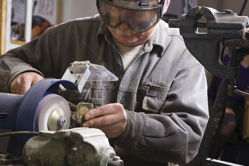 手工艺人与石匠合作特写防护眼镜专注安全石头胡子职业雕塑工作制造业图片