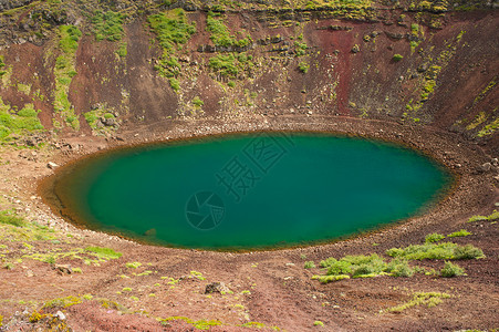 克朗id蓝色天空火山口地质学圆形绿色地标火山蓝晶红色背景图片