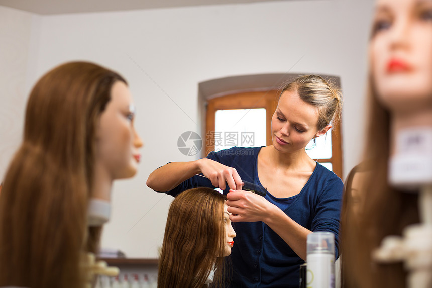 漂亮女性理发师美容学徒学生培训发型师剪刀保健女士男性女孩镜子商业成年人美发图片