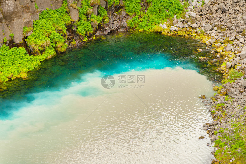 混合水混合物流动海岸溪流支流蓝色银行乳白色岩石信息流图片