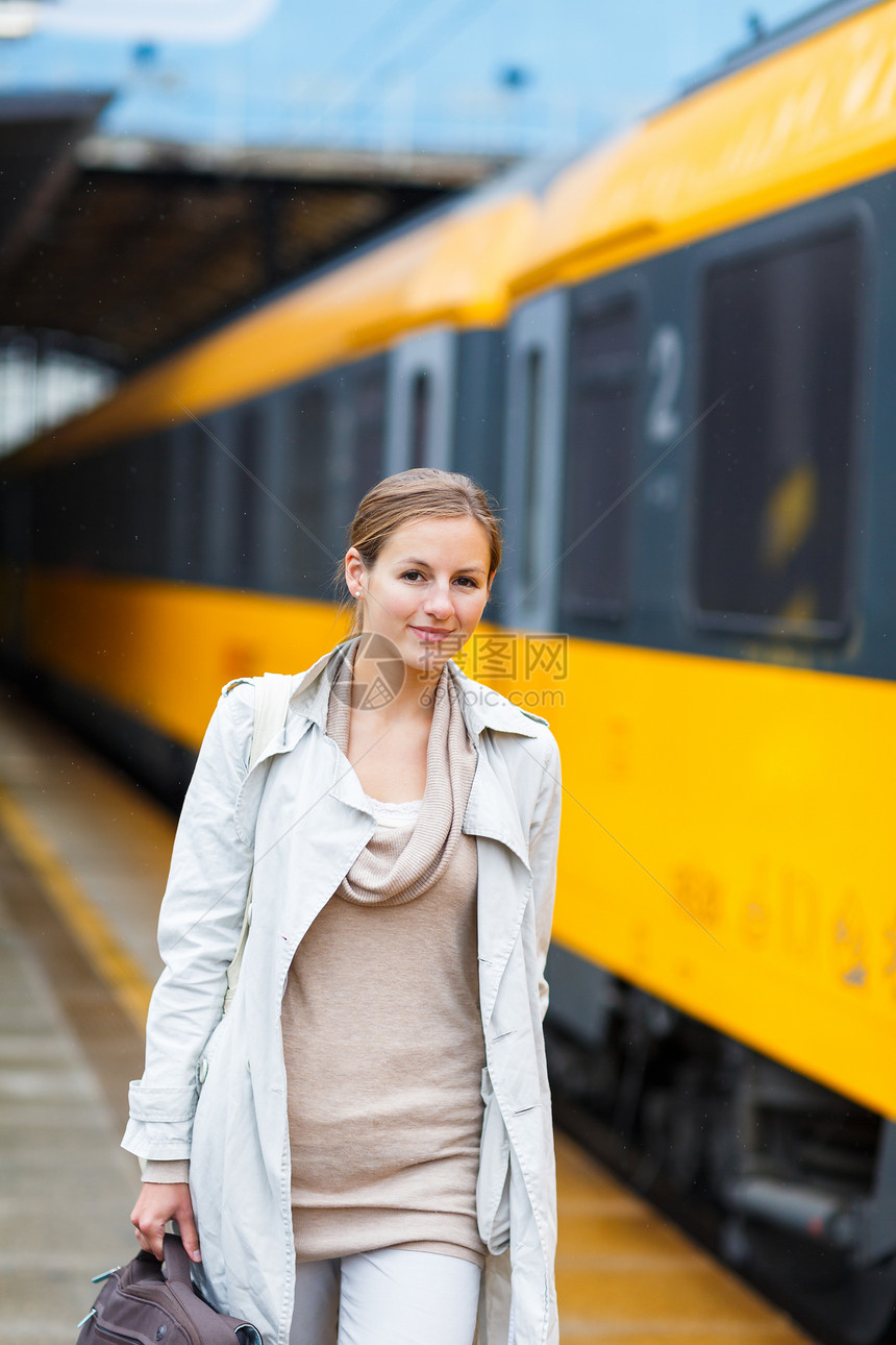 火车站的年轻美女彩色灰色图象女士火车旅游城际乘客机车女孩车皮木板旅行图片