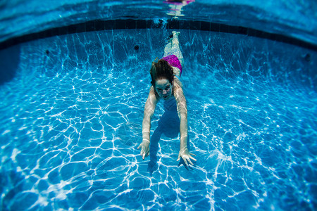 女孩在水下游泳夏日背景图片