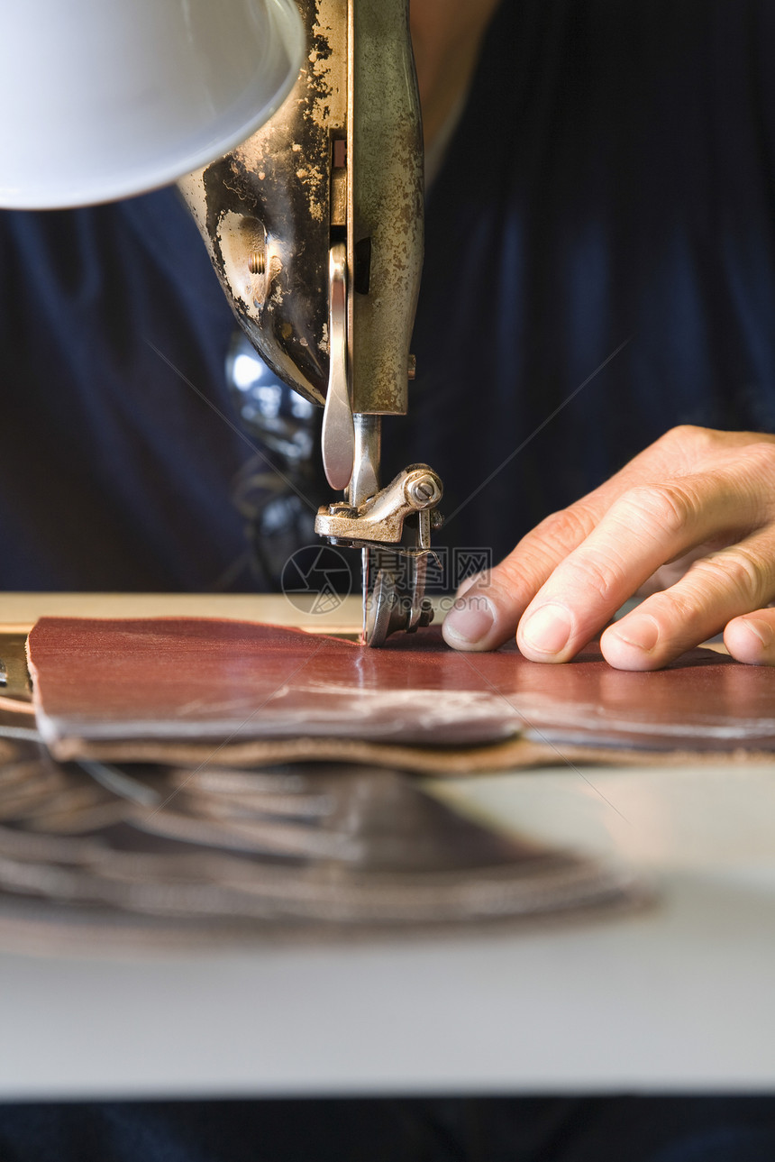 传统的制鞋传统车间缝纫工艺制造业职业缝纫机鞋匠裁剪制造商工匠皮匠图片