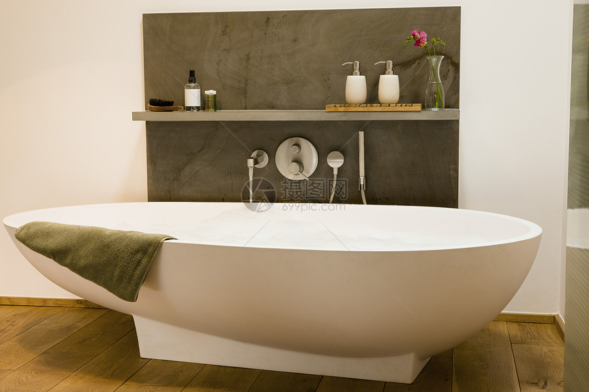 家里浴室里现代浴缸的景象图片