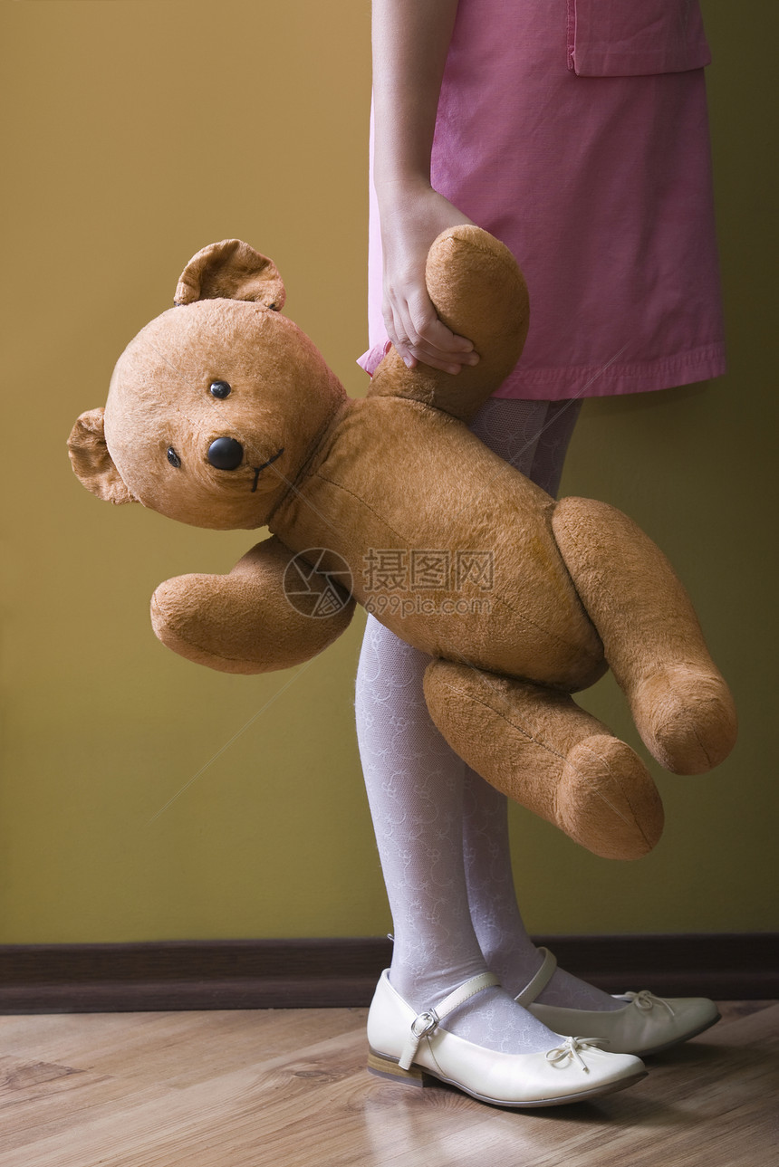 女孩在家里抱着泰迪熊图片