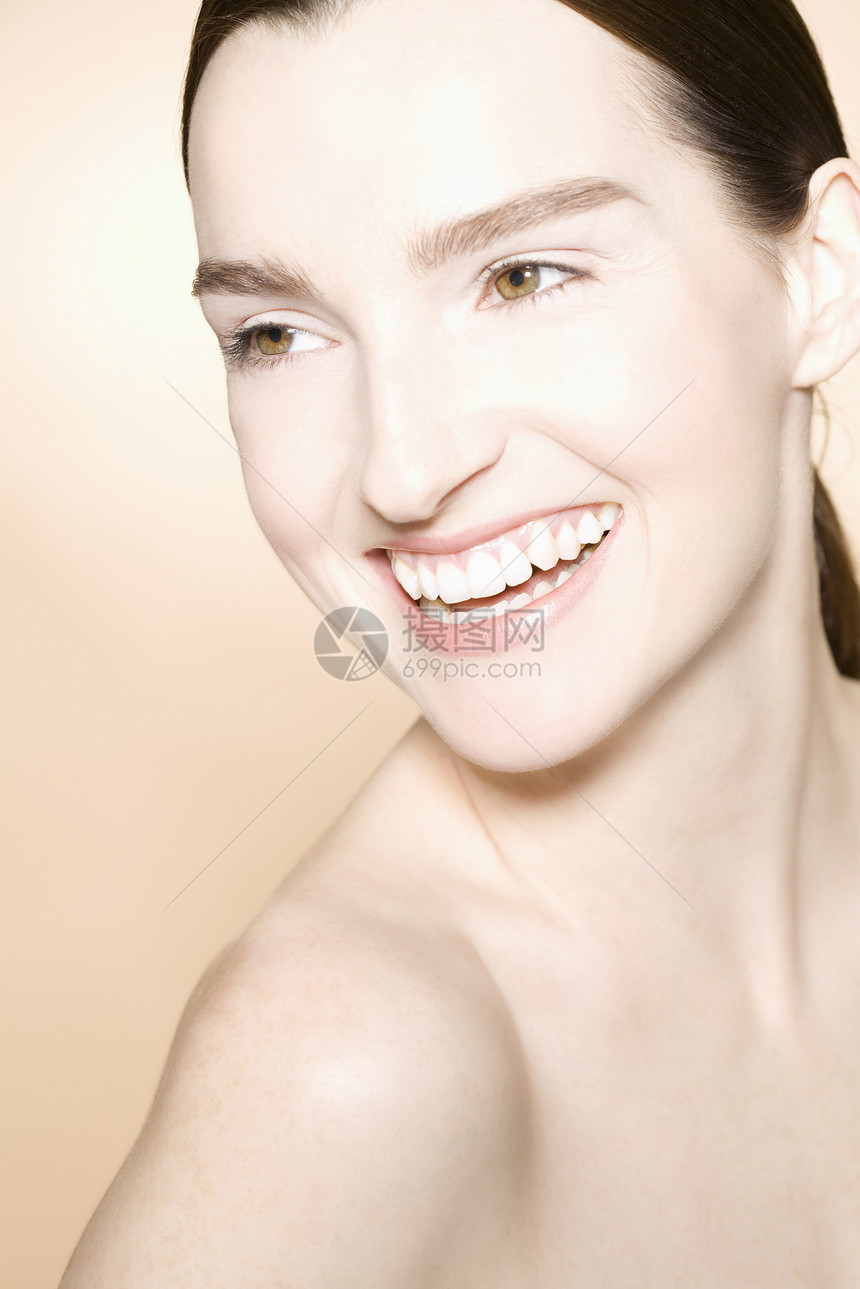 年轻女性微笑的肖像裁剪头肩背景视图影棚成年特写露齿幸福美丽图片