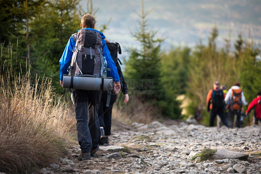 人们徒步旅行  沿着一条可爱的高山路走下去旅游朋友女士友谊背包成人男性微笑男生男人图片