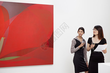 年轻女性在美术馆看壁画背景图片