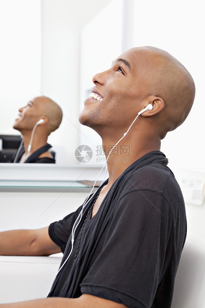 男人在沙龙听音乐的概况视图图片