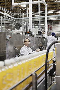 商品交易工厂男子在装瓶厂工作背景