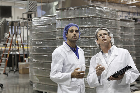 对装瓶厂进行检查的质量控制工人 质量控制背景图片