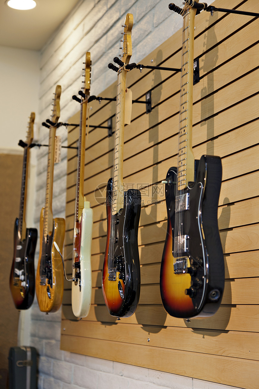 五把电吉他挂在储存出售的展架上图片