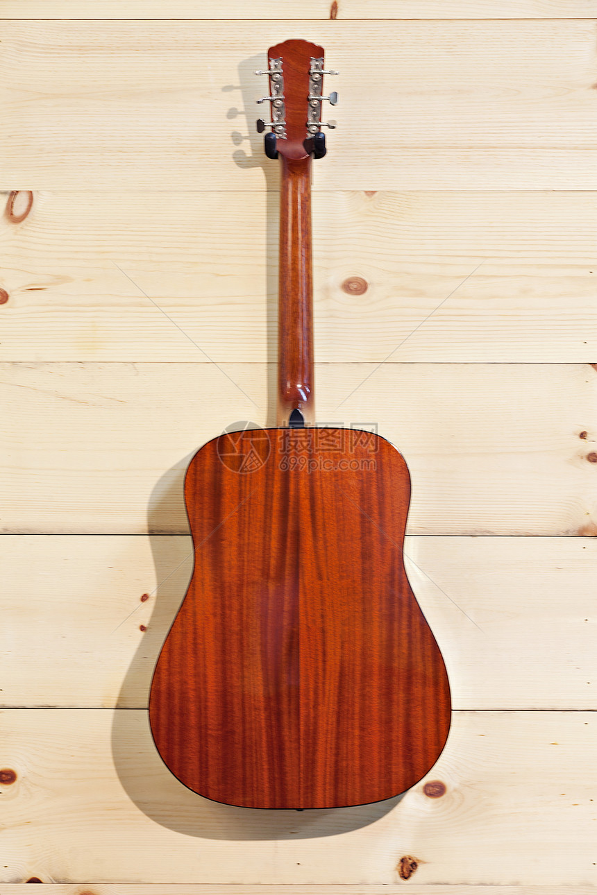 Gibson 红吉他挂在木粮墙上图片