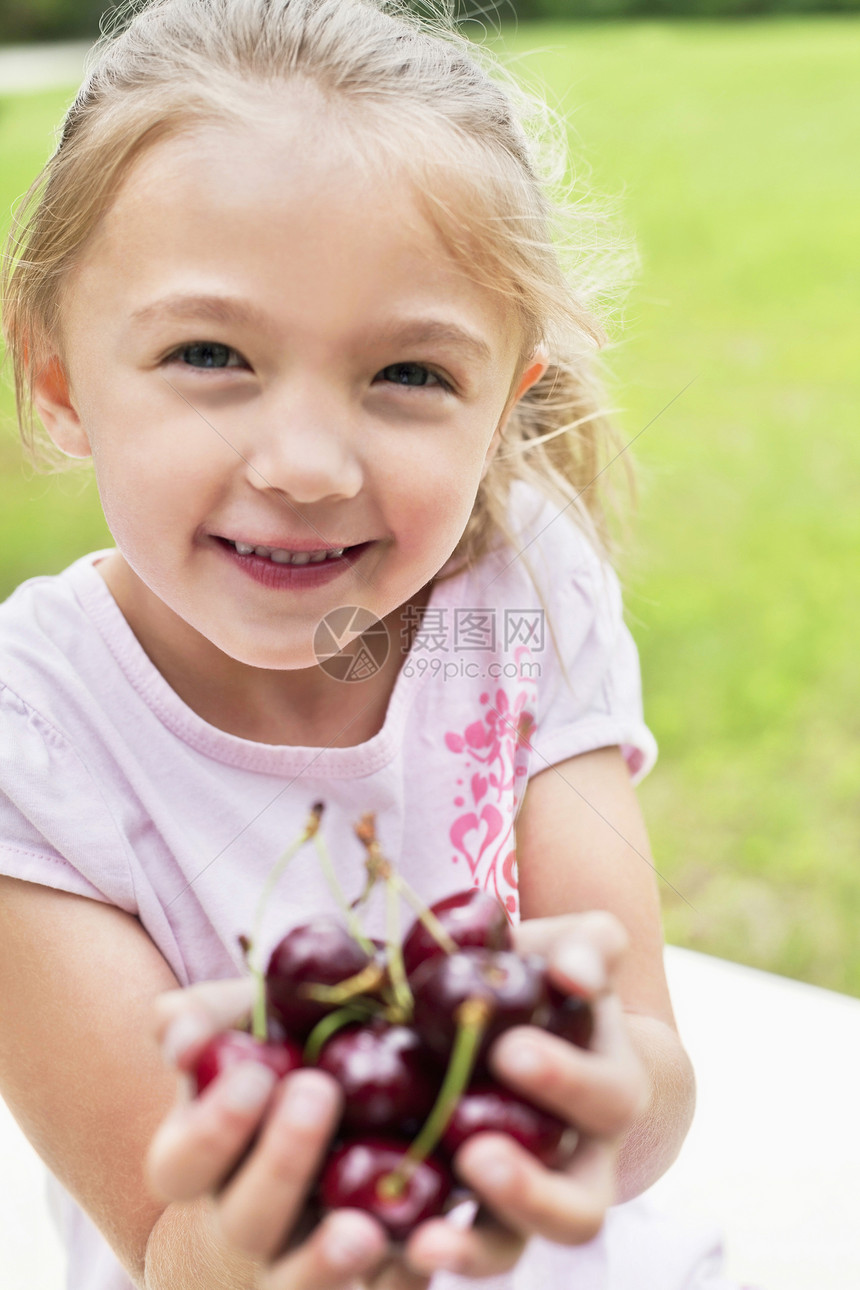 一个快乐女孩的肖像 满手沾满樱桃图片