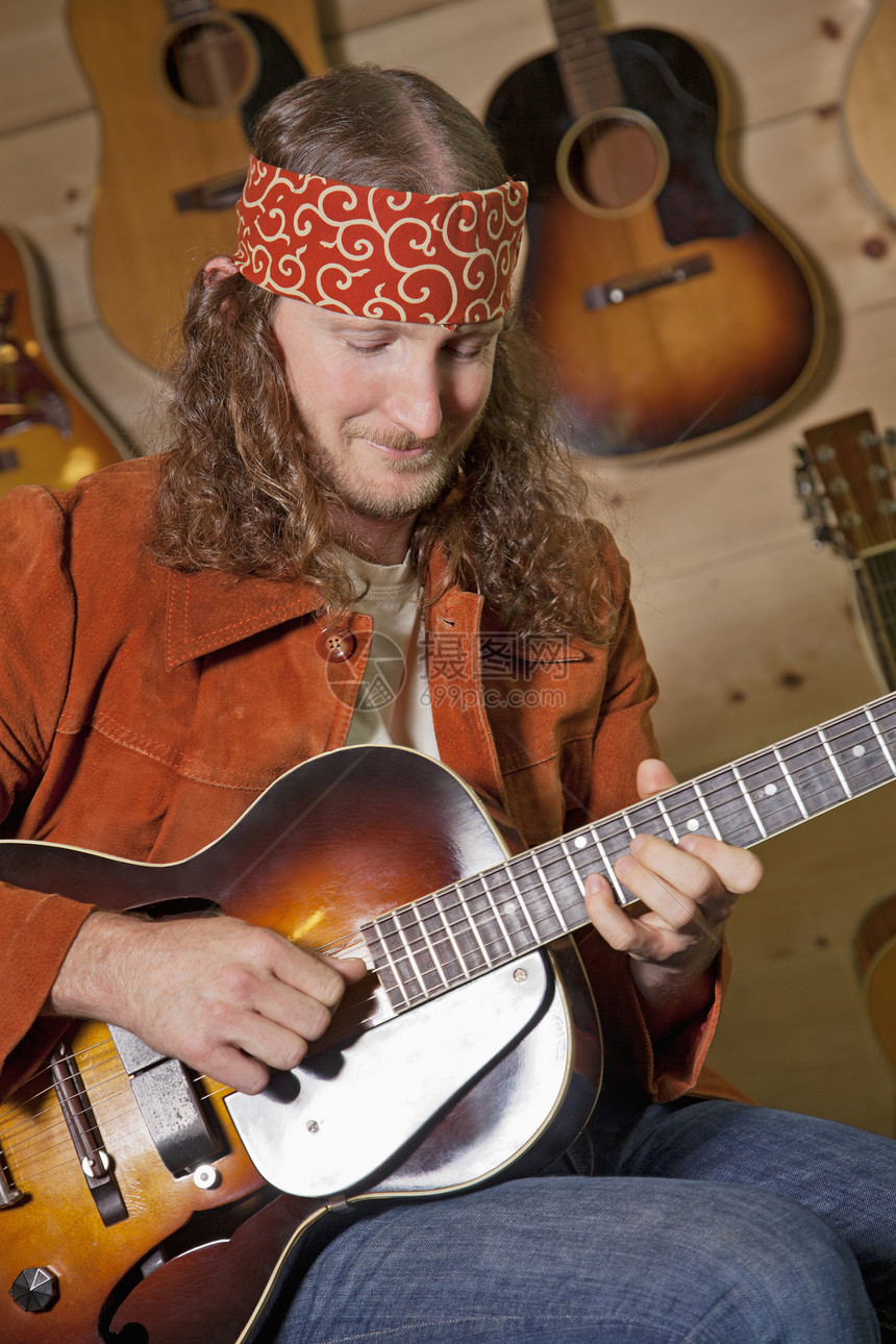 玩电吉他的人音乐家幸福男子男士音乐中年吉他手休闲衣服帽子图片