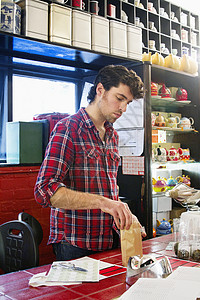 在茶叶店工作的年轻人背景