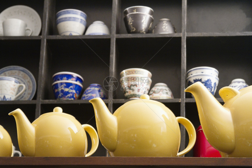 黄色茶壶的低角度视图图片