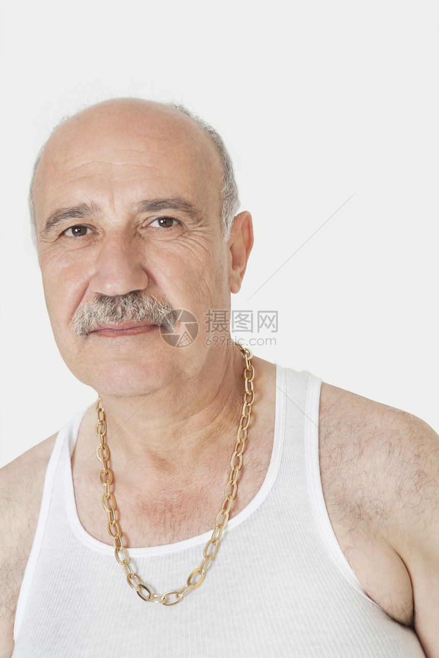 穿着背心的老人肖像 带着金链在灰色背景上图片