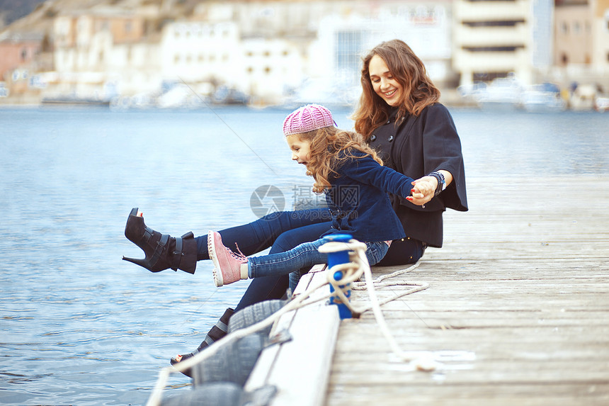 家庭海洋女孩童年女儿母亲青年海滩港口泊位航程图片
