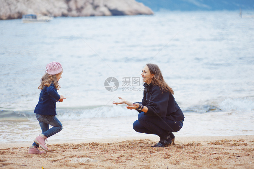 家庭城市孩子航程旅行假期蓝色海滩女士女儿父母图片