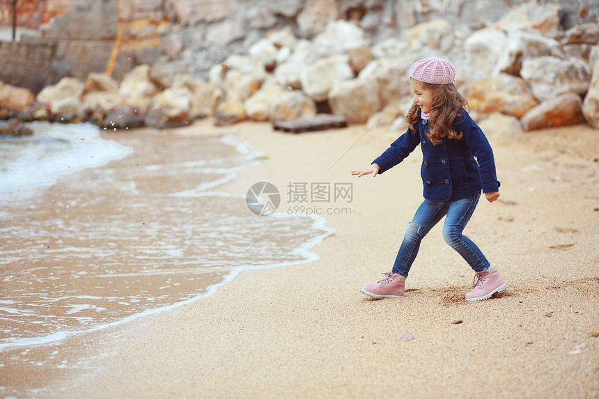 儿幼婴孩童海滩孩子衣服蓝色天气童年女孩图片