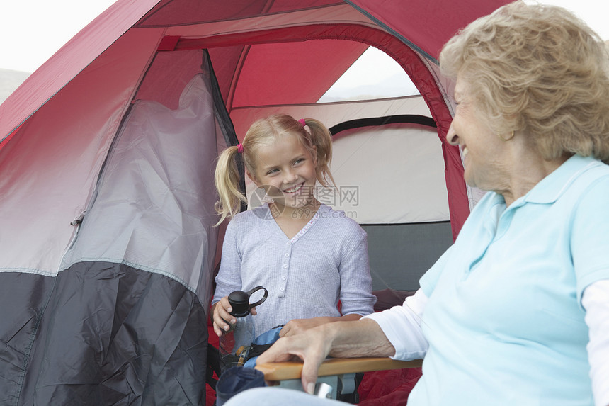 祖母和外孙女坐在帐篷入口处图片