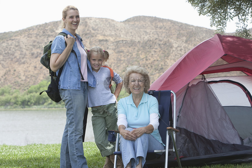 外出帐篷外的母女和孙女图片