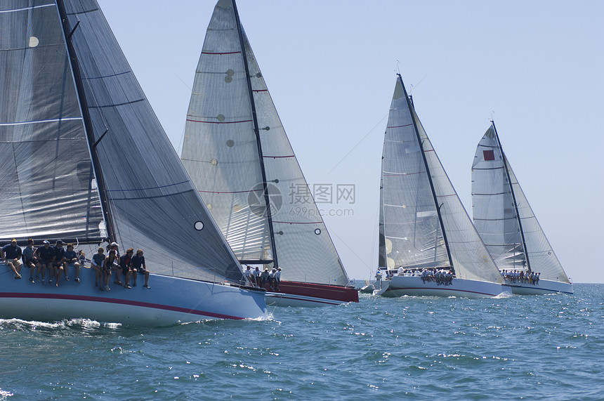 游艇在加利福尼亚州队帆船赛比赛对抗天空帆船全体竞技蓝天体育竞赛四物海洋图片