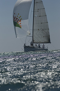 加利福尼亚州游艇赛队帆船比赛海况水车天气海洋运动三角帆日光人员天气状况航海背景