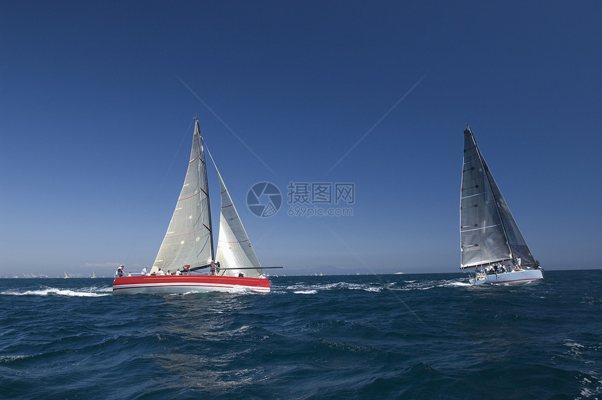 两艘游艇在加利福尼亚州队帆船赛海洋天空日光赛车竞技水车比赛运动海况蓝天图片