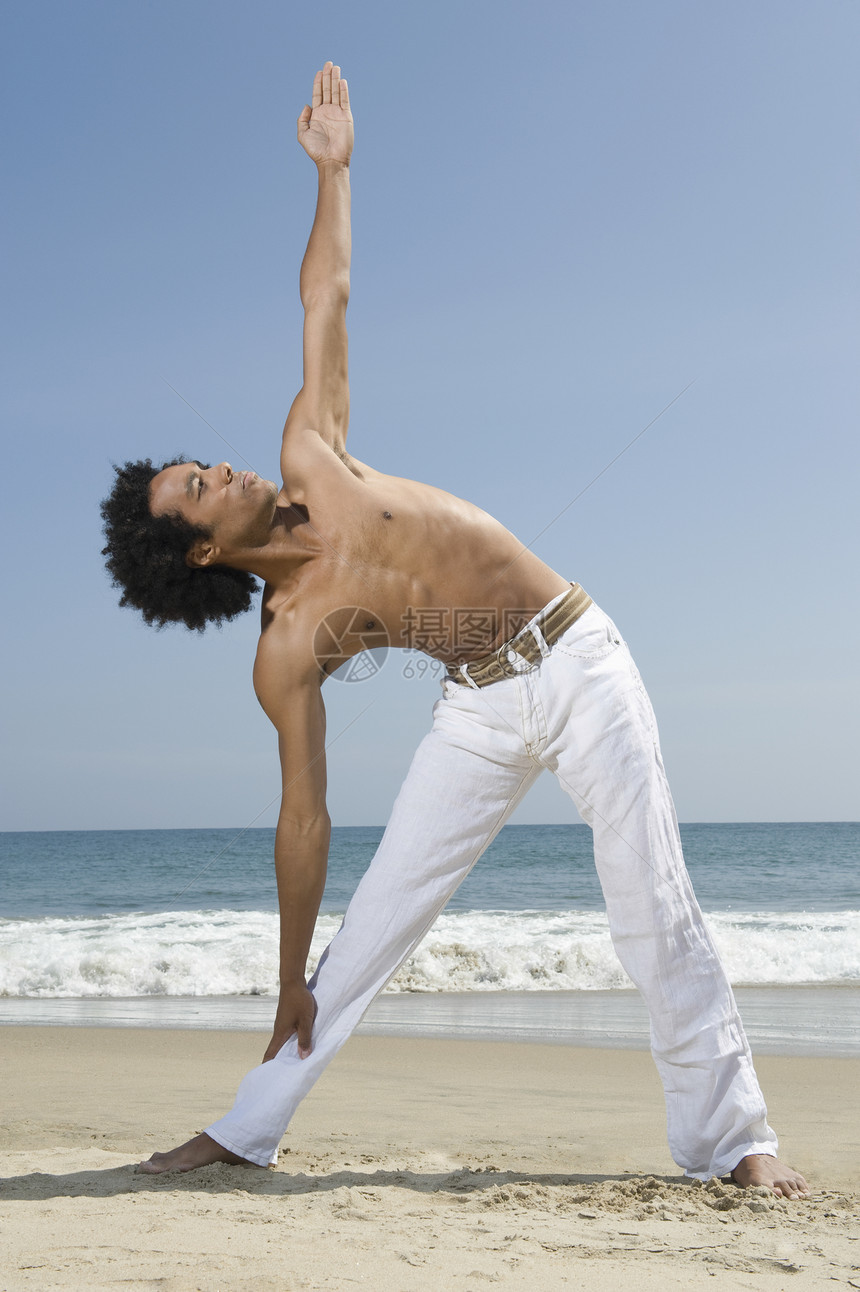 年轻人在沙滩上运动白色膀子娱乐闲暇瑜伽赤脚拉伸成人冲浪爆炸图片