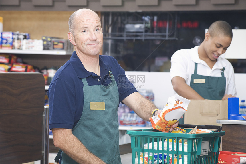 超市雇员和助理看一看工业男人食品就业助手兼职购物购物篮员工工人图片