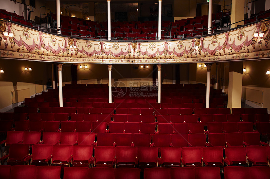 红色座位和阳台的空剧院视图建筑大厅民众音乐会表演娱乐娱乐性场地展示礼堂图片